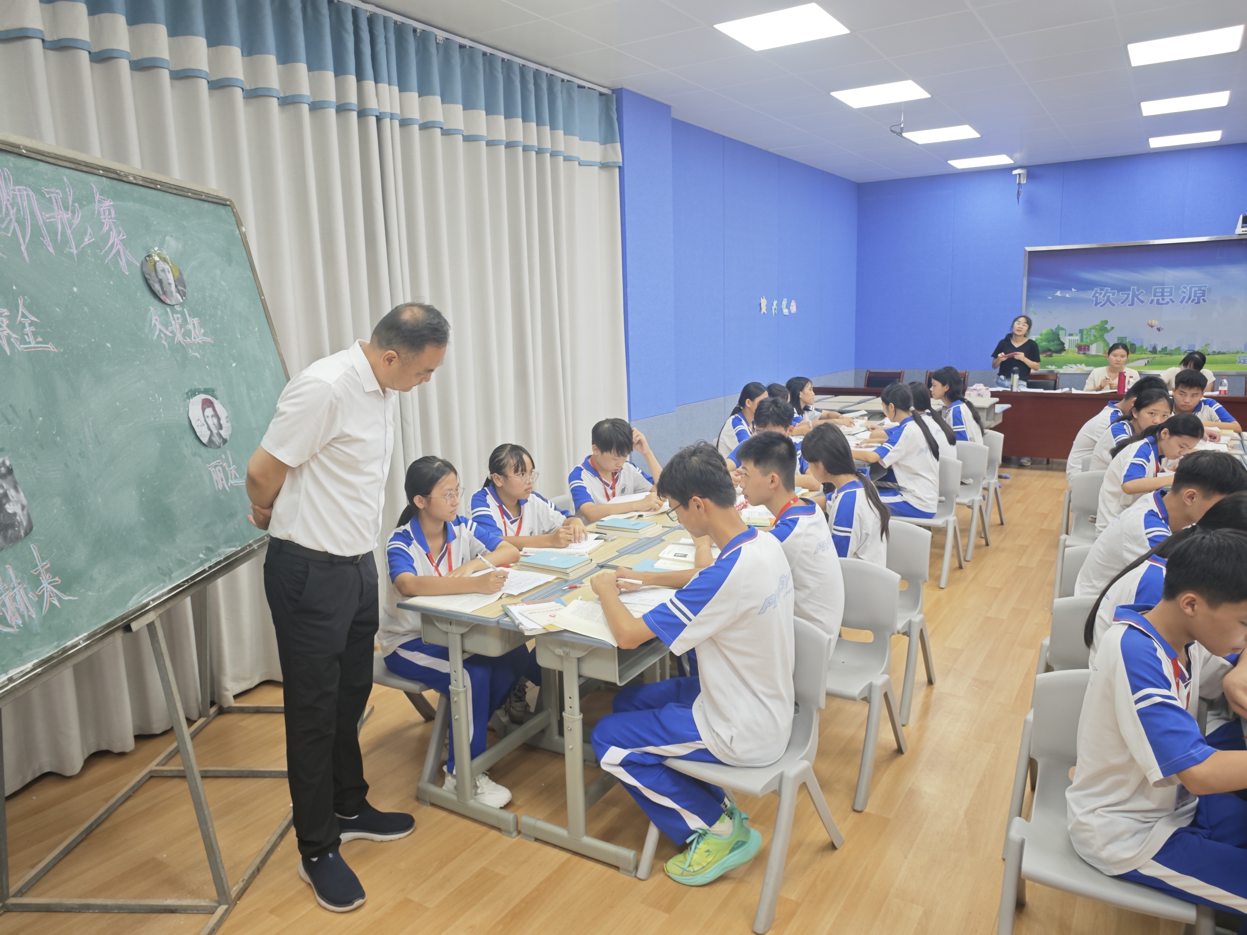 河南省安阳市教育局副局长李翔一行走访我校合作校